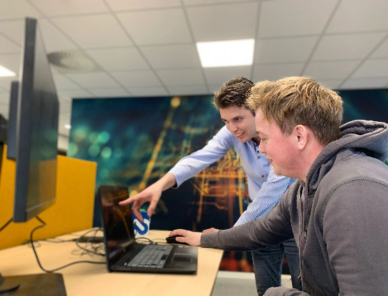 Collega’s van Remote Engineer werken samen aan een technische oplossing